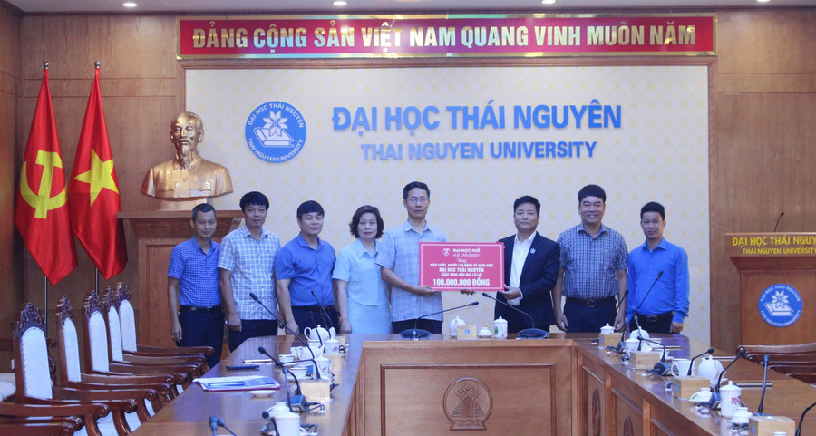 Đại diện Đại học Huế trao hỗ trợ cho Đại học Thái Nguyên.