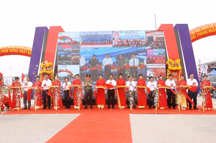 Các đại biểu cắt băng khánh thành Dự án đường Vành đai V vùng Thủ đô Hà Nội - đoạn tuyến đi qua TP. Phổ Yên và huyện Phú Bình.