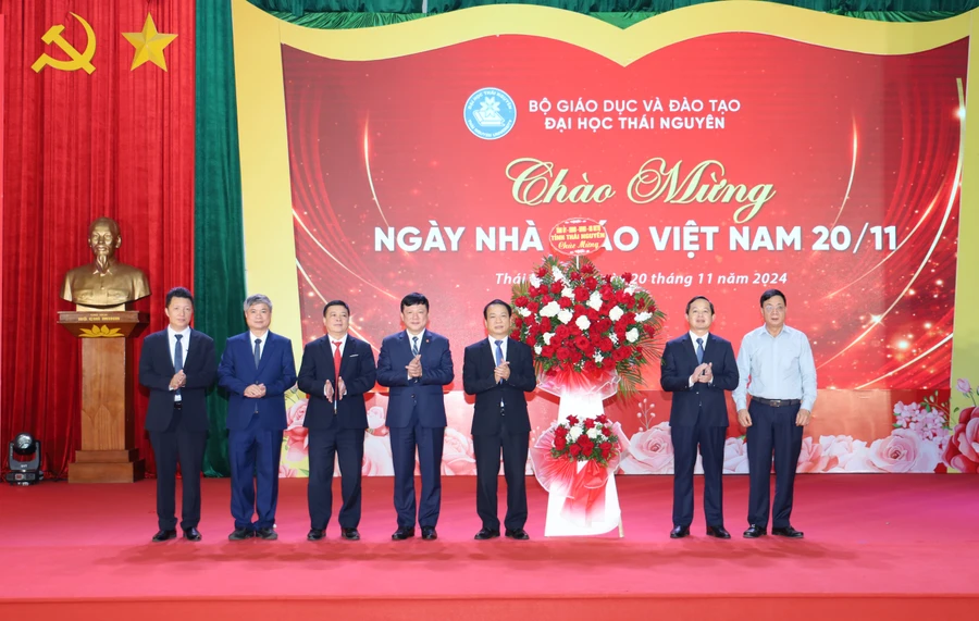 Lãnh đạo tỉnh Thái Nguyên tặng hoa chúc mừng Đại học Thái Nguyên nhân ngày nhà giáo Việt Nam 20/11.