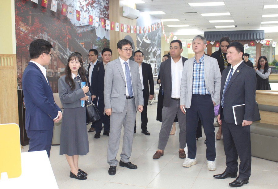 Lãnh đạo Samsung Việt Nam và Đại học Thái Nguyên thăm quan Trung tâm số.