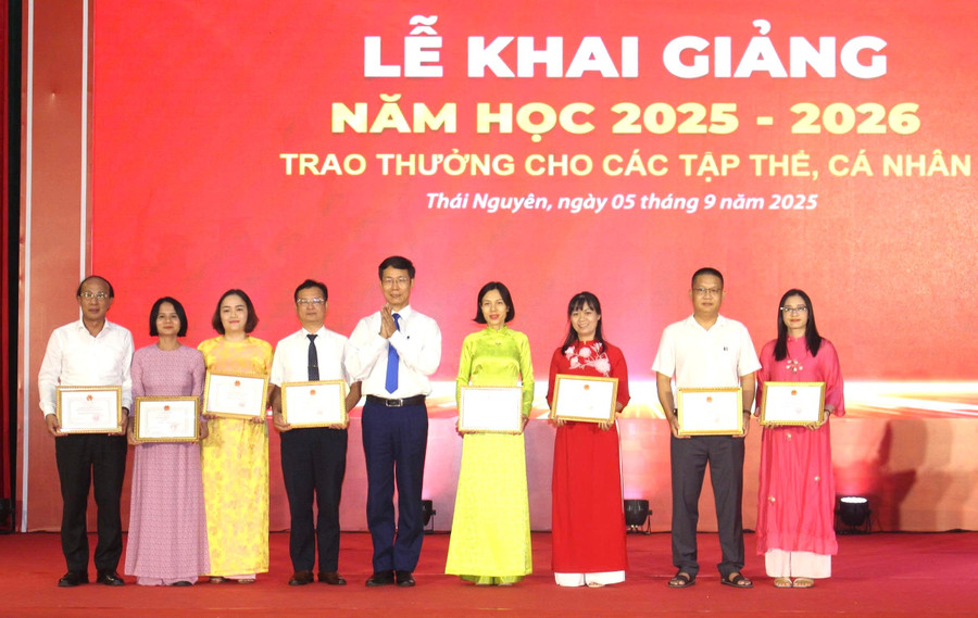 Khen thưởng cho tập thể cá nhân. img-1367.jpg