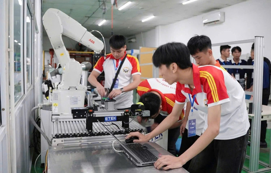 Sinh viên Đại học Kỹ thuật Công nghiệp chinh chiến trong cuộc thi Mitsubishi Electric Cup - MECA 2025 gu.jpg