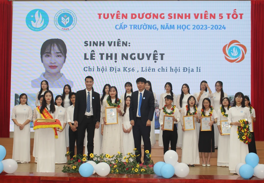 Trường Đại học Sư phạm tuyên dương các tập thể và Sinh viên 5 tốt.