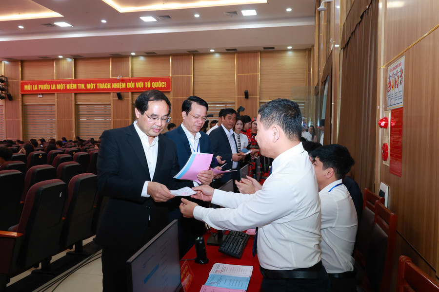 Bí thư Tỉnh uỷ Thái Nguyên Trịnh Xuân Trường bỏ phiếu tại Trường Đại học Khoa học (Đại học Thái Nguyên).