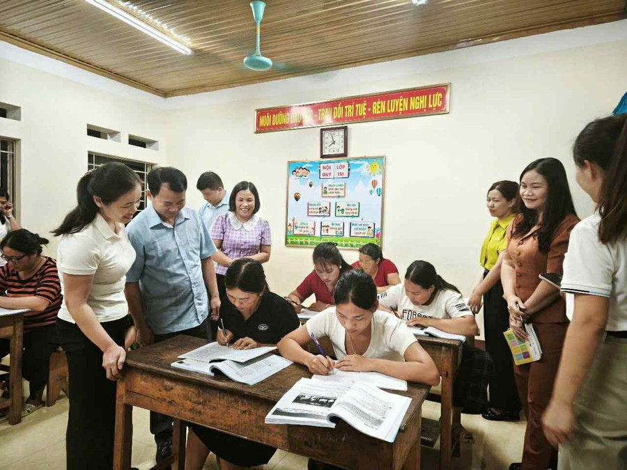 Đại diện UBND xã Tràng Xá, tỉnh Thái Nguyên động viên các học viên lớp xoá mù chữ tại xóm Chòi Hồng.