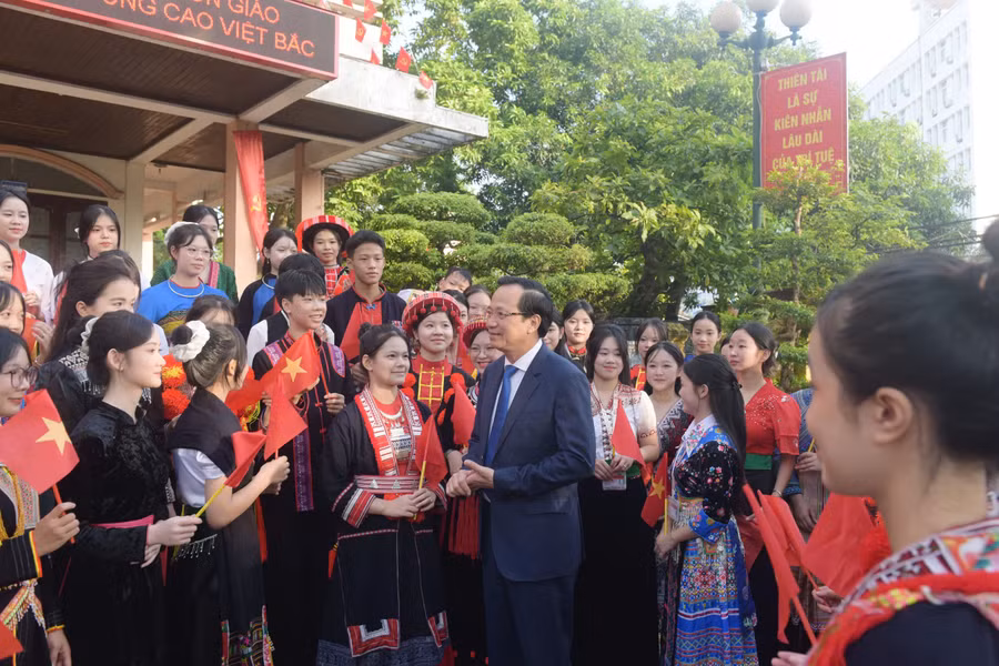 Bộ trưởng Bộ Dân tộc và Tôn giáo Đào Ngọc Dung gặp gỡ học sinh Trường PT Vùng Cao Việt Bắc.