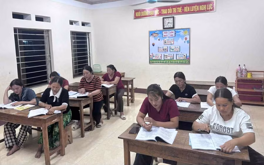 12 học viên tham gia lớp xoá mù chữ tại Chòi Hồng, xã Tràng Xá đều là người dân tộc Mông/