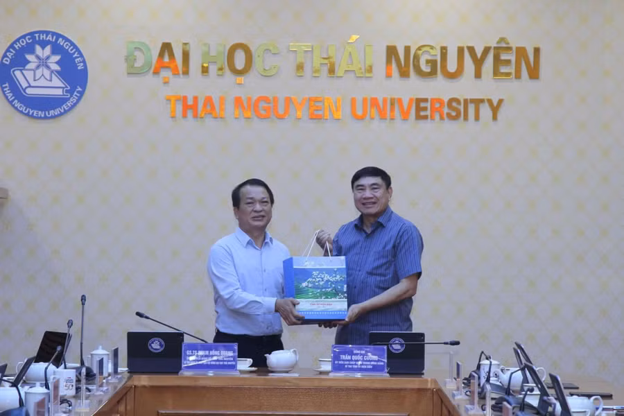 tinh-uy-dien-bien-tang-qua-cho-lanh-dao-dai-hoc-thai-nguyen.jpg