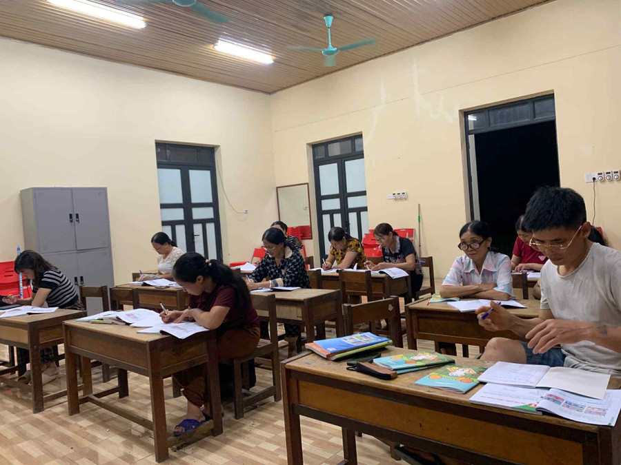 Đều đặn hàng ngày từ 19h30 đến 22h30 các học viên gác lại công việc để đến lớp học.