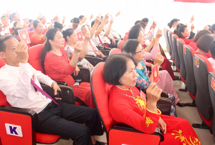Đại biểu tham gia biểu quyết. img-0796.jpg