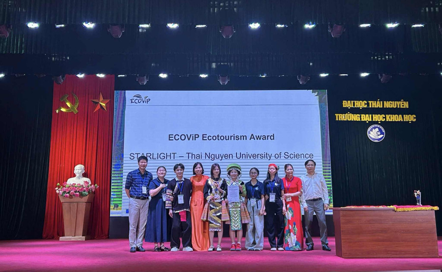 BTC trao chứng nhận cho đội thi. btc-trao-chung-nhan-cho-doi-thi.jpg