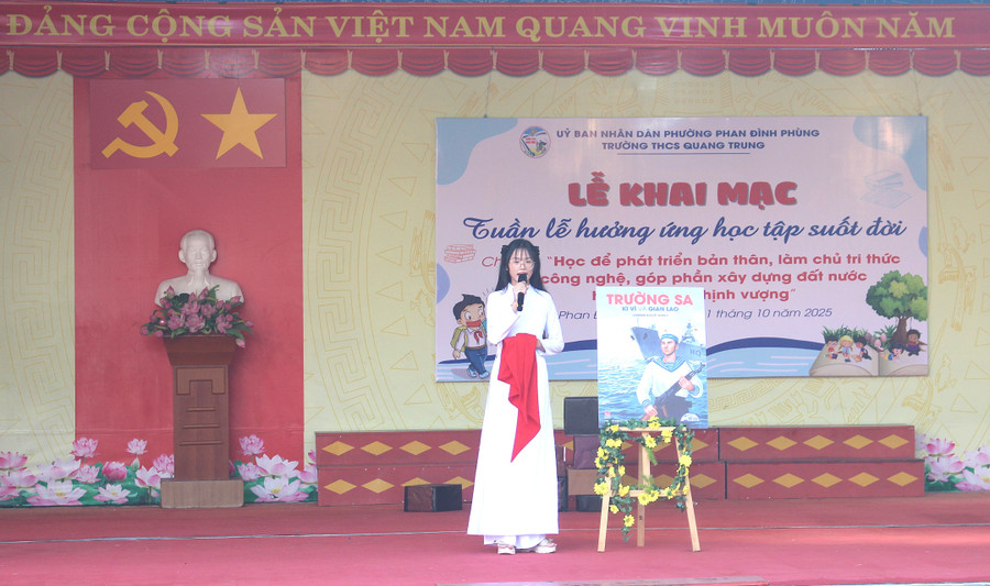 Học sinh tuyên truyền giới thiệu sách. img-6861.jpg
