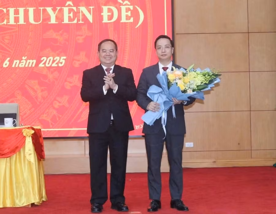 Ông Quản Minh Cường, Bí thư Tỉnh ủy tặng hoa chúc mừng Tân Chủ tịch UBND tỉnh Cao Bằng Lê Hải Hòa.