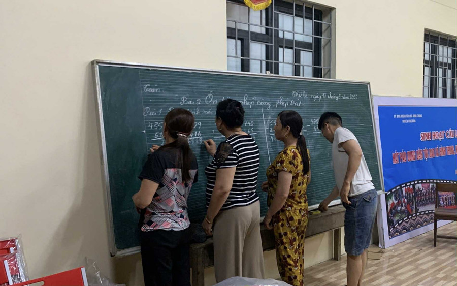 Lớp học xoá mù chữ tại thôn thu hút gần 20 học viên tham gia. xoa-mu-chu-3.jpg