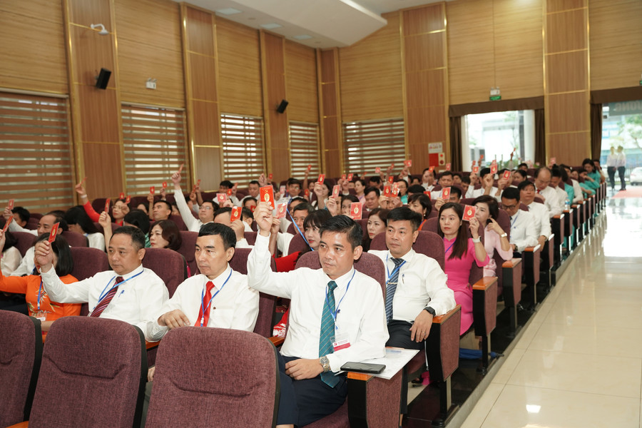 Các đại biểu tham gia biểu quyết. q-a01213.jpg