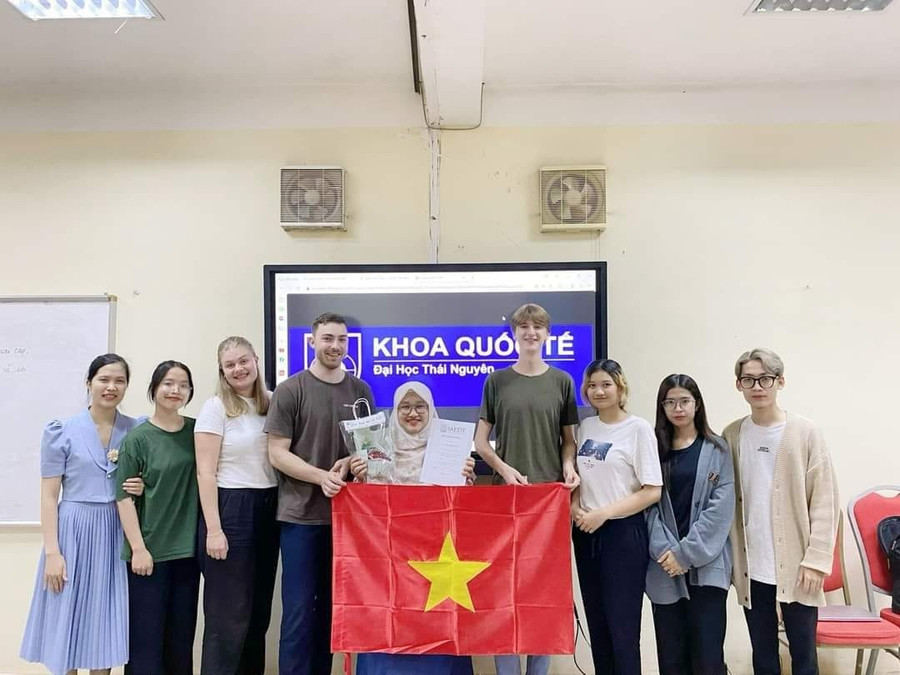 Sinh viên Khoa Quốc tế bên lá cờ Tổ quốc Việt Nam. sinh-vien-khoa-quoc-te.jpg