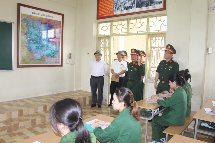 Thiếu tướng Nguyễn Quốc Toản – Cục trưởng Cục Dân quân tự vệ, Bộ Tổng Tham mưu QĐND Việt Nam cùng đại diện lãnh đạo Trung tâm GDQP&AN Đại học Thái Nguyên kiểm tra khu vực giảng đường.