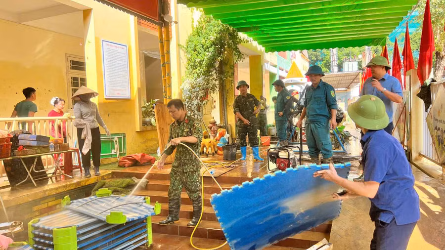 Các lực lượng tham gia dọn dẹp Trường Mầm non Trưng Vương.