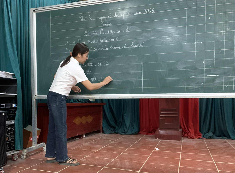 Cô giáo Hoàng Thị Bích Huệ, giáo viên Trường Tiểu học Cúc Đường, xã La Hiên, tỉnh Thái Nguyên trực tiếp dạy lớp xoá mù chữ.