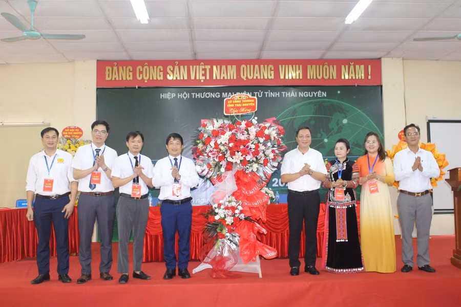 Lãnh đạo Sở Công thương tỉnh Thái Nguyên tặng hoa chúc mừng Đại hội.