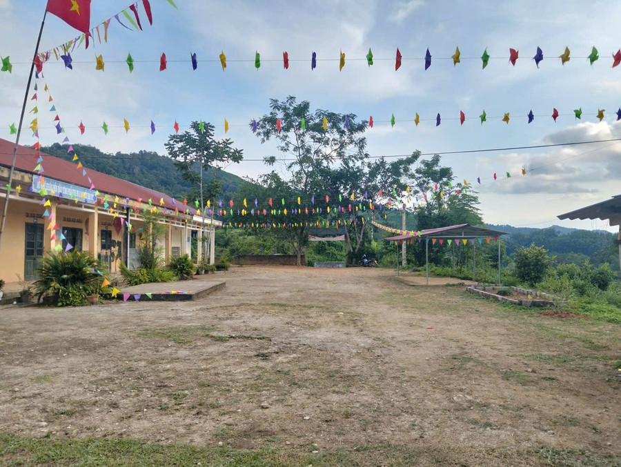 Trường PTDTBT Tiểu học Yên Lỗ có tổng số 140 học sinh, chia thành 10 lớp. Trường có 1 điểm chính và 1 điểm trường Khuổi Chặng.