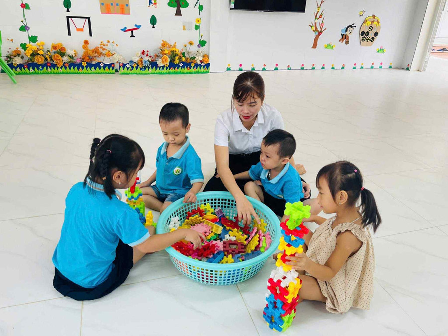 Không chỉ dừng lại ở việc xây dựng cơ sở vật chất đạt chuẩn, chất lượng giáo dục toàn diện tại hai địa phương cũng được chú trọng.