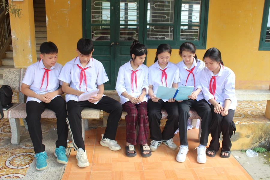 Học sinh Trường THCS Chợ Mới, tỉnh Bắc Kạn trao đổi bài.