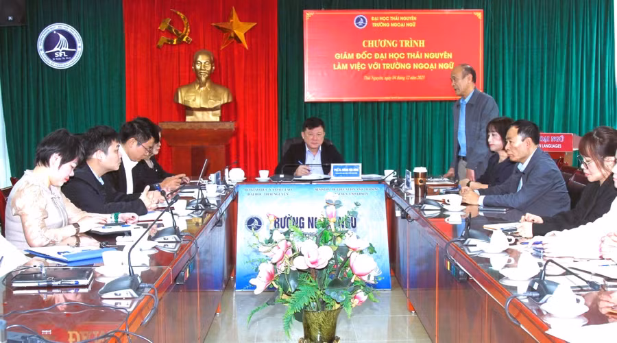 Giám đốc Đại học Thái Nguyên làm việc với Trường Ngoại ngữ.