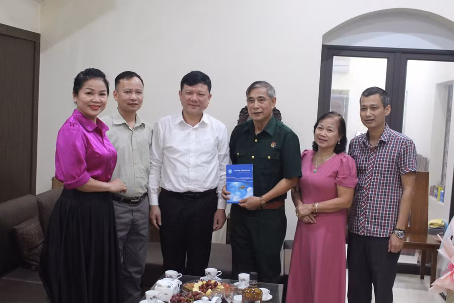 PGS.TS Hoàng Văn Hùng - Giám đốc Đại học Thái Nguyên cùng đoàn công tác thăm gia đình cựu chiến binh Ngô Văn Hải - Nguyên Phó Giám đốc Đại học Thái Nguyên.