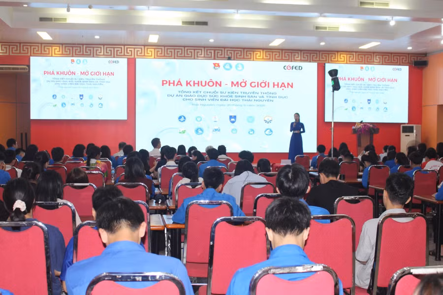 Đông đảo sinh viên tham gia chương trình.