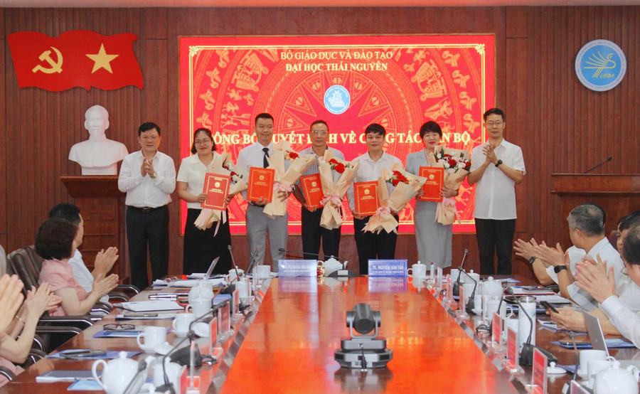 Công bố và trao quyết định về công tác cán bộ. img-2332.jpg