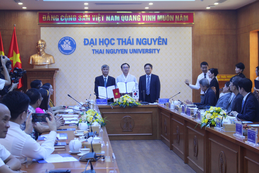 Đại học Thái Nguyên cũng đã ký kết biên bản ghi nhớ hợp tác (MOU) với Đại học Catholic Sangji (Hàn Quốc). img-2419.jpg