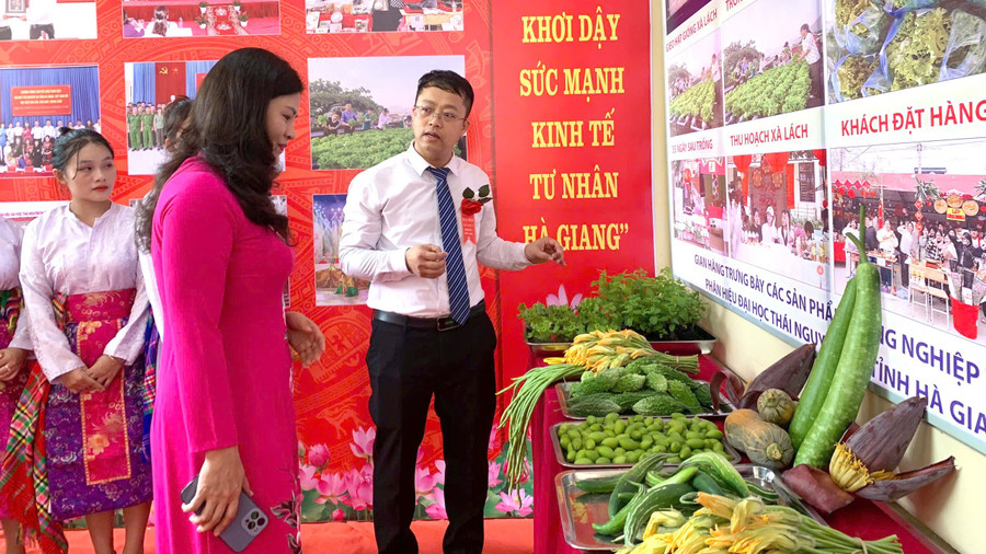 TS Lục Quang Tấn giới thiệu về các sản phẩm nông sản Hà Giang. img-9580.jpg