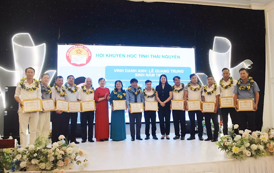 Cán bộ hội viên tiêu biểu được nhận học bổng “Học không bao giờ cùng”.