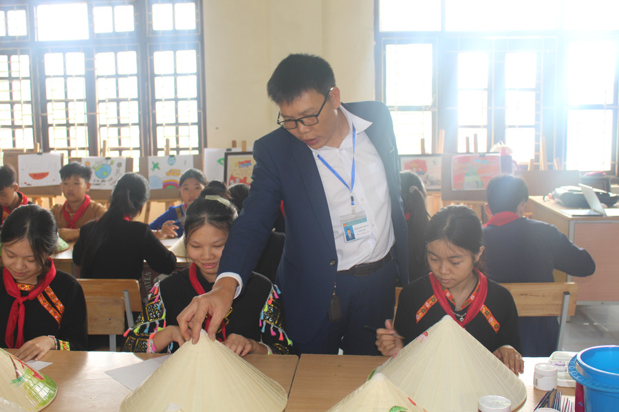 Thầy Trần Minh Thắng hướng dẫn học sinh vẽ nón lá.