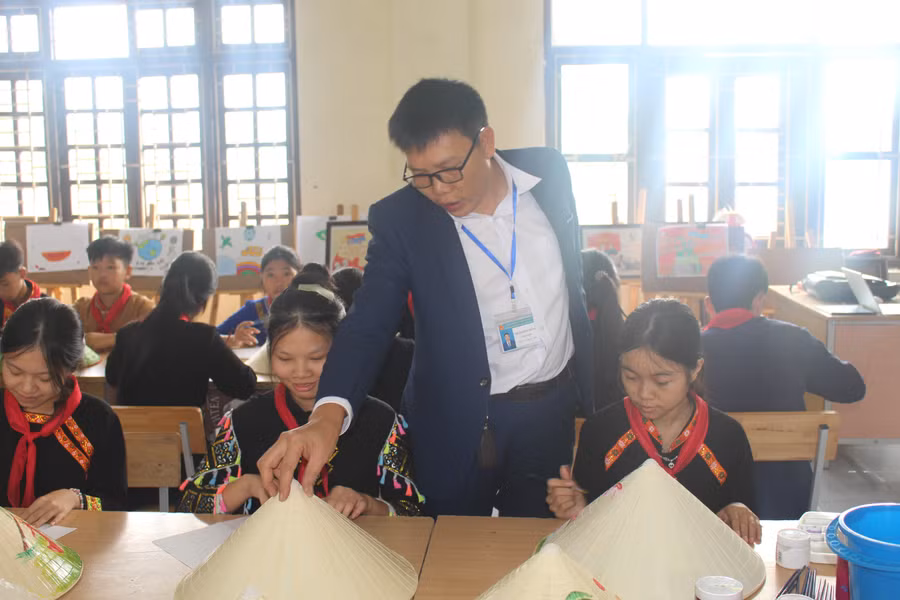 Thầy Trần Minh Thắng hướng dẫn học sinh vẽ nón lá.