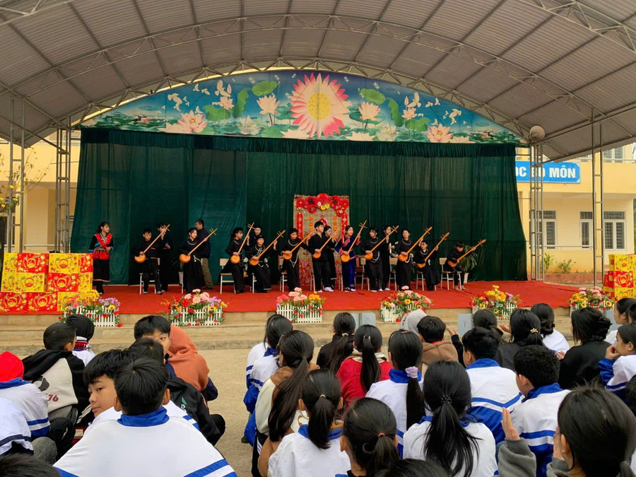 Là ngôi trường dành riêng cho học sinh DTTS, Trường PTDTNT THCS Chợ Mới đặc biệt chú trọng tổ chức các hoạt động giáo dục đặc thù mang đậm bản sắc văn hóa dân tộc, góp phần giữ gìn và phát huy truyền thống văn hóa đặc trưng. hoc-sinh-tham-gia-cac-hoat-dong-phat-huy-gia-tri-van-hoa-truyen-thong.jpg