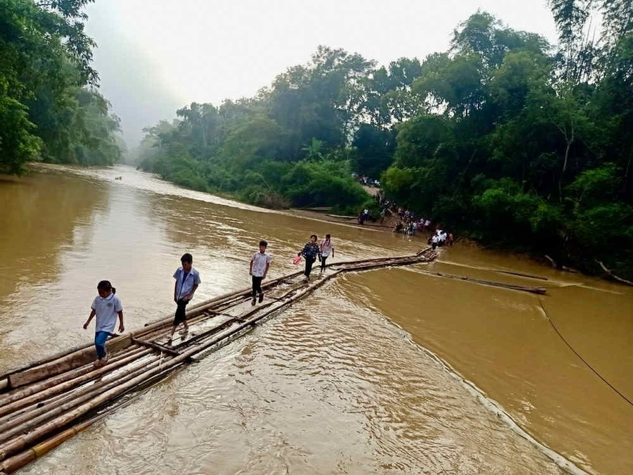 Con đường đến trường của thầy và trò điểm trường Khuổi Chặng, Tiểu học Yên Lỗ mùa mưa. con-duong-den-truong-cua-thay-va-tro-diem-truong-khuoi-chang-tieu-hoc-yen-lo.jpg