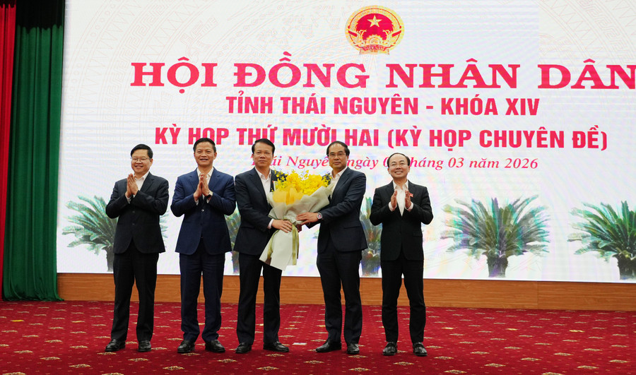 Lãnh đạo tỉnh Thái Nguyên tặng hoa chúc mừng.