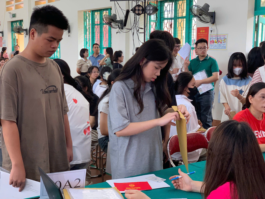 Các em học sinh được tư vấn và lựa chọn tổ hợp phù hợp với năng lực và định hướng của bản thân. hoc-sinh-duoc-tu-van-va-dang-ky-chon-to-hop.jpg