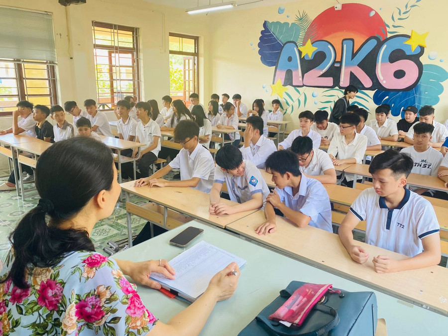 Học sinh lớp 10 Trường THPT Hoàng Văn Thụ tập trung nghe tư vấn hướng dẫn. hoc-sinh-lop-10-truong-thpt-hoang-van-thu-tap-trung.jpg