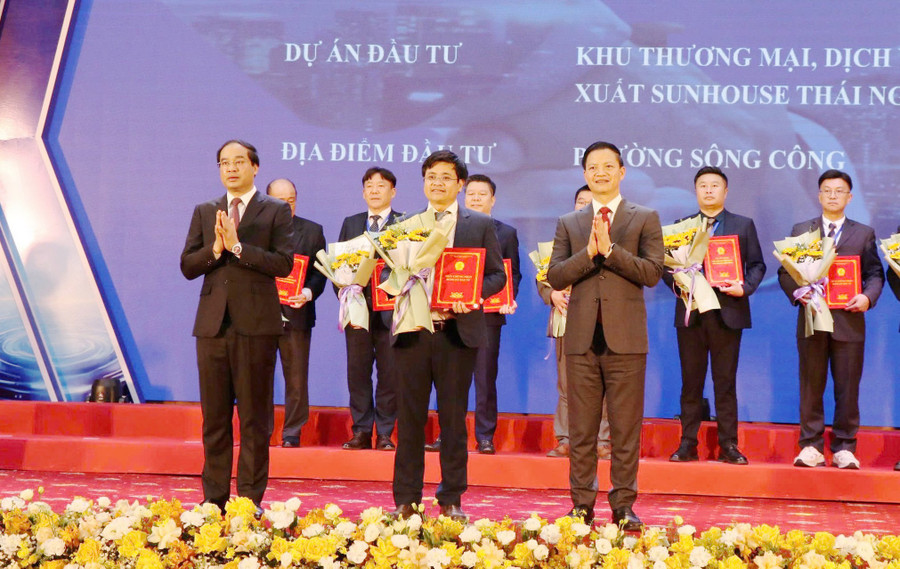 Lãnh đạo tỉnh Thái Nguyên trao Quyết định chấp thuận chủ trương đầu tư, Giấy chứng nhận đăng ký đầu tư.