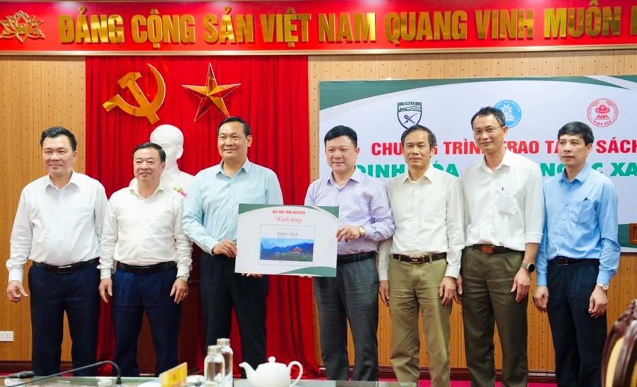 Lãnh đạo Đại học Thái Nguyên trao tặng sách cho Huyện Định Hoá.