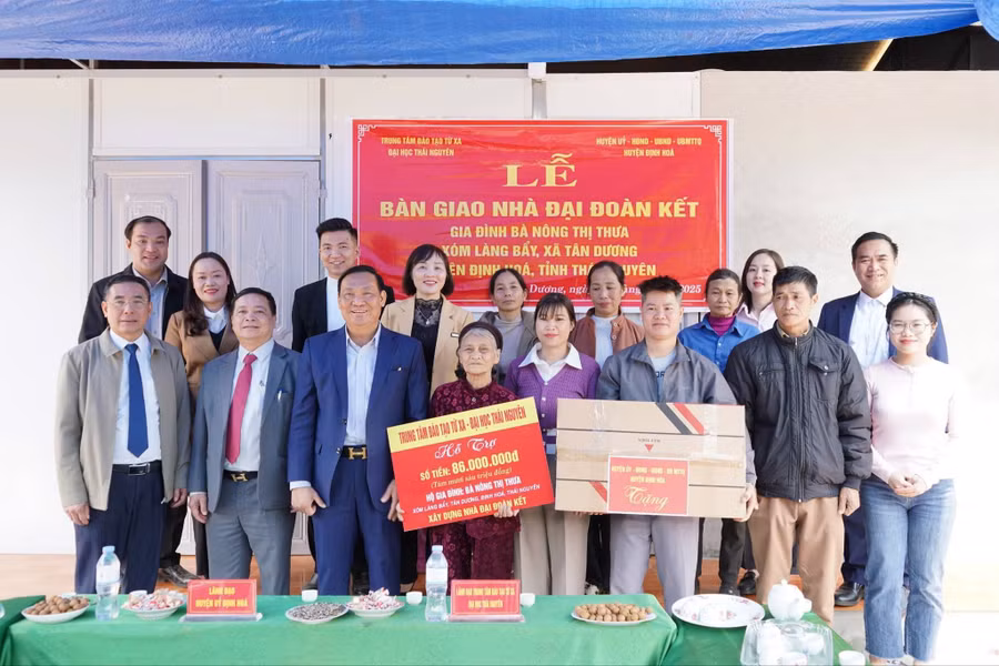 Bàn giao nhà Đại đoàn kết cho gia đình bà Nông Thị Thưa.