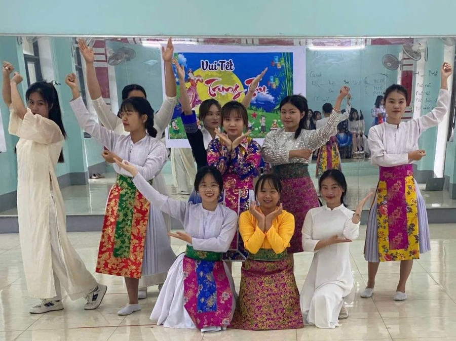 Không chỉ có môi trường học tập tốt sinh viên còn được tham gia nhiều hoạt động văn hoá văn nghệ để phát triển bản thân. khong-chi-co-moi-truong-hoc-tap-tot-sinh-vien-con-duoc-tham-gia-nhieu-hoat-dong-van-hoa-van-nghe-de-phat-trien-ban-than.jpg