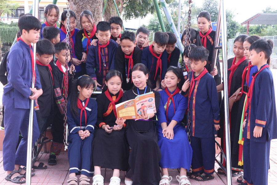 Bà Chu Thị Lan, Hiệu trưởng Trường PTDTNT THCS Đại Từ trò chuyện chia sẻ cùng các em học sinh.