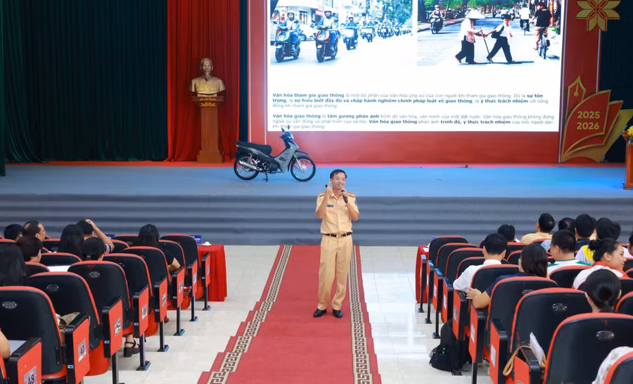 Báo cáo viên phòng Cảnh sát giao thông Công an tỉnh Thái Nguyên tuyên truyền tại Hội nghị.