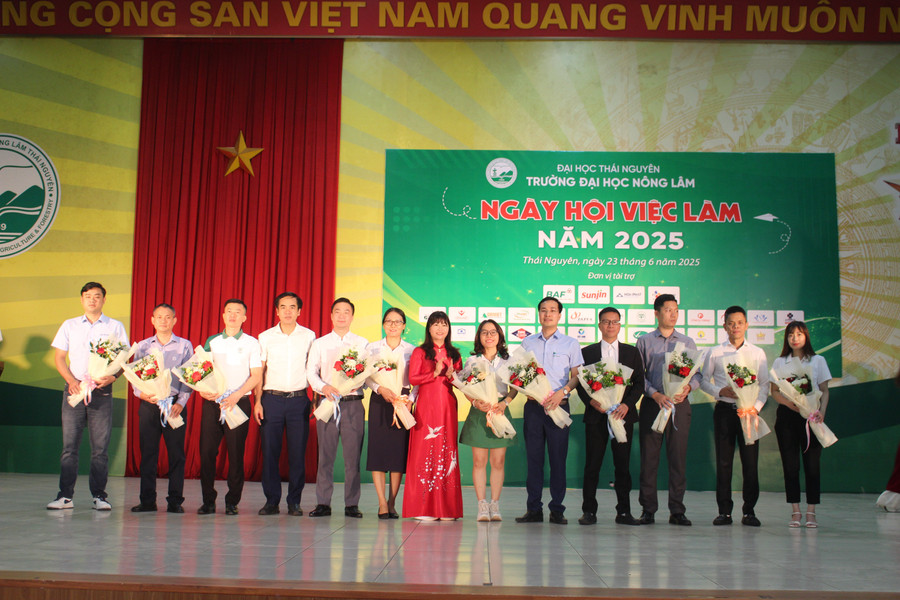 Trường Đại học Nông lâm tặng hoa cảm ơn các đơn vị tham gia chương trình. img-5700.jpg