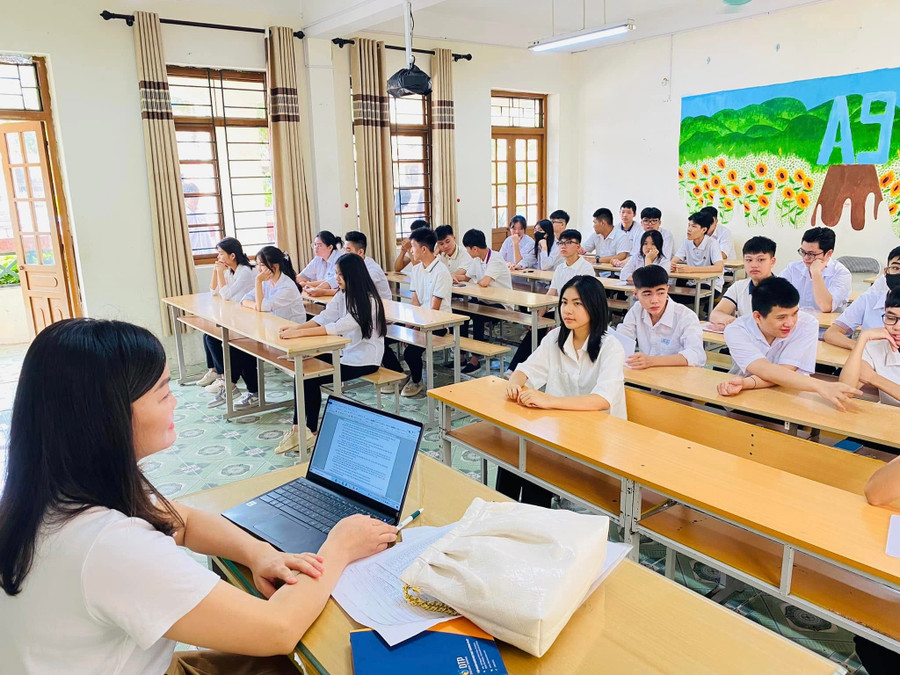 Các nhà trường triển khai đồng bộ các giải pháp nhằm trang bị kiến thức cho học sinh lớp 12.