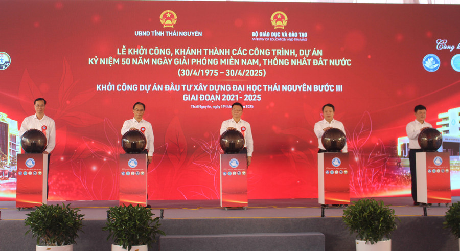 Các đại biểu nhấn nút khởi công dự án.